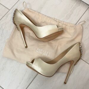 Badgley Mischka Sz 7 Kiara Ivory Satin Heels